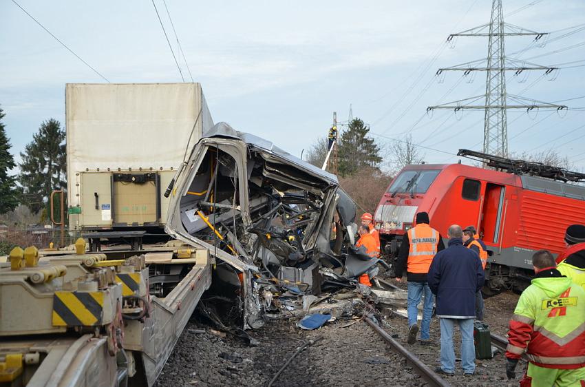 Schwerer VU Bus Zug Düsseldorf P103.JPG